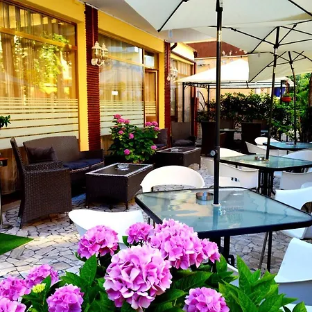 In Guest - New Cirene Double Economy With Breakfast ريميني
